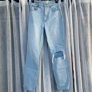 Abercrombie & Fitch (The ‘90s Straight Ultra High Rise)